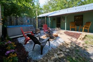 Zahrada ubytování Steps from Downtown Pigeon Forge Parkway + Private Hottub and firepit - Wifi - Firefly Bungalows