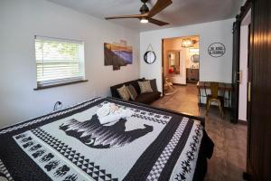 Fotografie z fotogalerie ubytování Steps from Downtown Pigeon Forge Parkway + Private Hottub and firepit - Wifi - Firefly Bungalows v destinaci Pigeon Forge