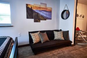 Posezení v ubytování Steps from Downtown Pigeon Forge Parkway + Private Hottub and firepit - Wifi - Firefly Bungalows