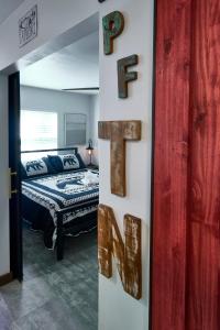 Postel nebo postele na pokoji v ubytování Steps from Downtown Pigeon Forge Parkway + Private Hottub and firepit - Wifi - Firefly Bungalows