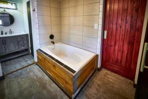 Koupelna v ubytování Steps from Downtown Pigeon Forge Parkway + Private Hottub and firepit - Wifi - Firefly Bungalows