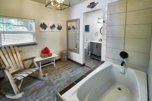 Koupelna v ubytování Steps from Downtown Pigeon Forge Parkway + Private Hottub and firepit - Wifi - Firefly Bungalows