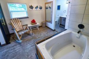 Koupelna v ubytování Steps from Downtown Pigeon Forge Parkway + Private Hottub and firepit - Wifi - Firefly Bungalows