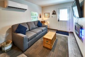 Posezení v ubytování Steps from Downtown Pigeon Forge Parkway + Private Hottub and firepit - Wifi - Firefly Bungalows