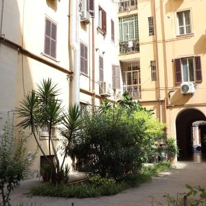 um edifício com um monte de plantas em frente dele em Relaxon Guest House em Roma