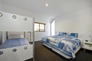Postel nebo postele na pokoji v ubytování Margaret River Bungalow-3-forest - pet friendly