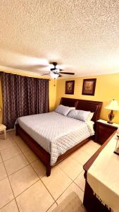 um quarto com uma cama e uma ventoinha de tecto em lovely 2BED 2BA vacation rental near the Beach em Pompano Beach