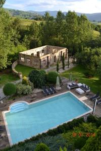 uma vista aérea de uma casa com piscina em Palacio de Trasvilla em Escobedo