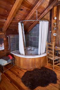 ein Bad mit einer Badewanne in einer Hütte in der Unterkunft Gatlinburg Area Hottub Cabin - Ladyslipper in Sevierville