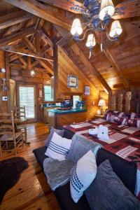 una sala de estar con sofá en una cabaña de madera en Gatlinburg Area Hottub Cabin - Ladyslipper en Sevierville