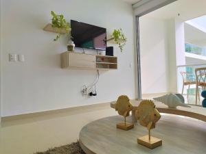 sala de estar con TV y mesa en Morros Epic, en Cartagena de Indias