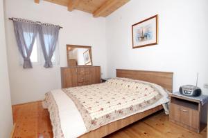 A bed or beds in a room at Holiday house with a parking space Lukoran (Ugljan) - 6234