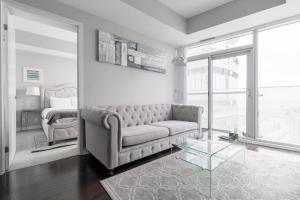 un soggiorno con un divano e un letto di MMG Executive Suite - VIEWS FROM THE TOP a Toronto Altre 13 foto