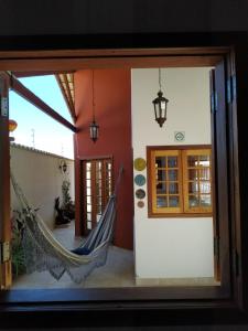 une chambre avec un hamac à l'extérieur d'une maison dans l'établissement Chalés do Alferes, à Tiradentes