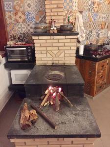 - une cuisine avec un comptoir et une cuisinière dans l'établissement Chalés do Alferes, à Tiradentes