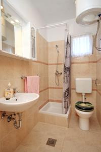 Ванна кімната в Apartments by the sea Posedarje, Novigrad - 6240