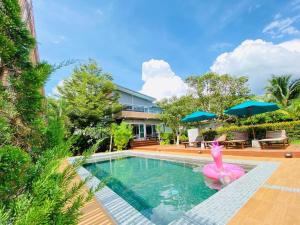 ein Schwimmbad mit einem rosa Flamingo in einem Haus in der Unterkunft Siya Private Pool Villa Ao Nang in Ao Nang Beach