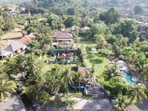 uma vista aérea de um resort com palmeiras em Abalone Resort em Candidasa
