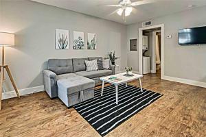 ダラスにあるGlobal Cup The Boutique Space & Free Parkingのソファとテーブルのあるリビングルーム