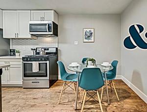 ダラスにあるGlobal Cup The Boutique Space & Free Parkingの部屋にテーブルと椅子のあるキッチン