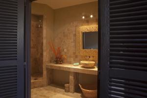 La salle de bains est pourvue d'un lavabo et d'un miroir. dans l'établissement Bed & Breakfast Demeure du Pareur, à Villeneuve-Minervois