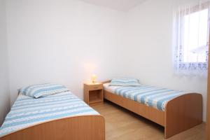 Postel nebo postele na pokoji v ubytování Apartments with parking spaces Tribunj, Vodice - 6223