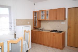 Kuchyň nebo kuchyňský kout v ubytování Apartments with parking spaces Tribunj, Vodice - 6223