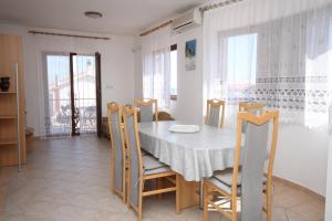 Fotografie z fotogalerie ubytování Apartments with a parking space Tribunj, Vodice - 6223 v destinaci Tribunj