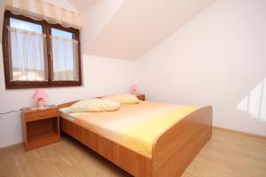 Postel nebo postele na pokoji v ubytování Apartments with parking spaces Tribunj, Vodice - 6223