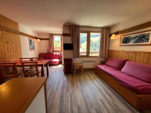 Plagne 1800にあるAppartement Plagne 1800, 2 pièces, 5 personnes - FR-1-351-42のリビングルーム(ソファ、テーブル付)