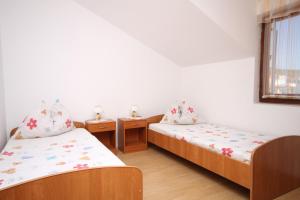 Postel nebo postele na pokoji v ubytování Apartments with parking spaces Tribunj, Vodice - 6223
