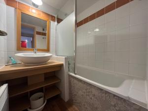 a bathroom with a sink and a bath tub at Appartement Plagne 1800, 2 pièces, 5 personnes - FR-1-351-42 in Plagne 1800
