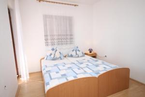 Postel nebo postele na pokoji v ubytování Apartments with parking spaces Tribunj, Vodice - 6223