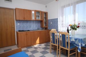 Kuchyň nebo kuchyňský kout v ubytování Apartments with parking spaces Tribunj, Vodice - 6223