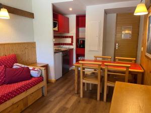 Plagne 1800にあるAppartement Plagne 1800, 2 pièces, 4 personnes - FR-1-351-40のキッチン、ダイニングルーム(テーブル、ソファ付)