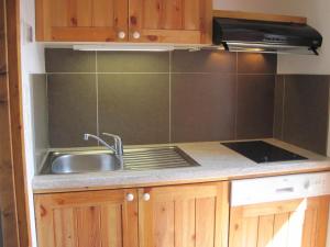Kuchyň nebo kuchyňský kout v ubytování Studio agréable près des pistes avec terrasse et casier à skis - FR-1-181-2528