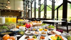 une table avec de nombreux bols de nourriture dans l'établissement Hachimantai Mountain Hotel & Spa, à Hachimantai