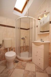 W łazience znajduje się toaleta, prysznic i umywalka. w obiekcie Apartments by the sea Biograd na Moru, Biograd - 6222 w Biogradzie na Moru