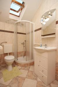 W łazience znajduje się prysznic, toaleta i umywalka. w obiekcie Apartments by the sea Biograd na Moru, Biograd - 6222 w Biogradzie na Moru