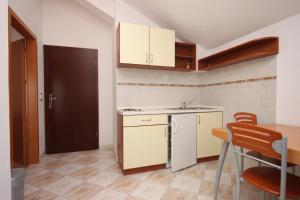 Kuchyň nebo kuchyňský kout v ubytování Apartments by the sea Biograd na Moru, Biograd - 6222 + 14 fotografií