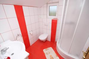 Kúpeľňa v ubytovaní Apartments with parking spaces Ljubac, Zadar - 6244 + 31 fotografií