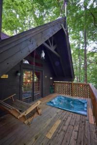 Бассейн в Wild Columbine - Gatlinburg Area Hottub Romantic Cabin или поблизости
