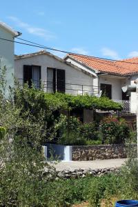 Zdjęcie z galerii obiektu Holiday apartments Veli Iz, Iz - 6253 w mieście Mali Iž