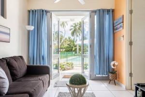 アグアダにあるBeautiful Ocean Front Villaのソファとガラスの引き戸のあるリビングルーム