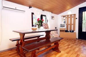Zdjęcie z galerii obiektu Holiday apartments Veli Iz, Iz - 6253 w mieście Mali Iž