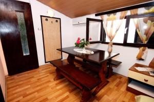 Zdjęcie z galerii obiektu Holiday apartments Veli Iz, Iz - 6253 w mieście Mali Iž