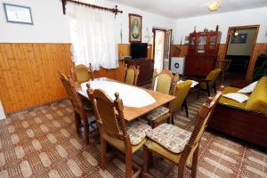 a dining room with a table and chairs at Apartments by the sea Veli Iz, Iz - 6255 in Veli Iž
