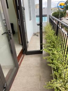Une porte ouverte s'ouvre sur un balcon dans un bâtiment. dans l'établissement Coastal House Nha Trang, à Nha Trang
