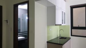 Era Apartment Xuân Thuỷ tesisinde bir banyo