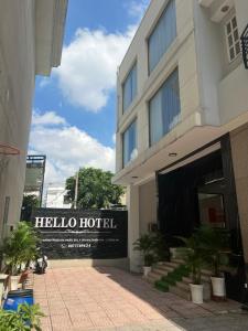 a hotel with a sign that reads hello hotel at Hello Hotel in Bùi Tiếng